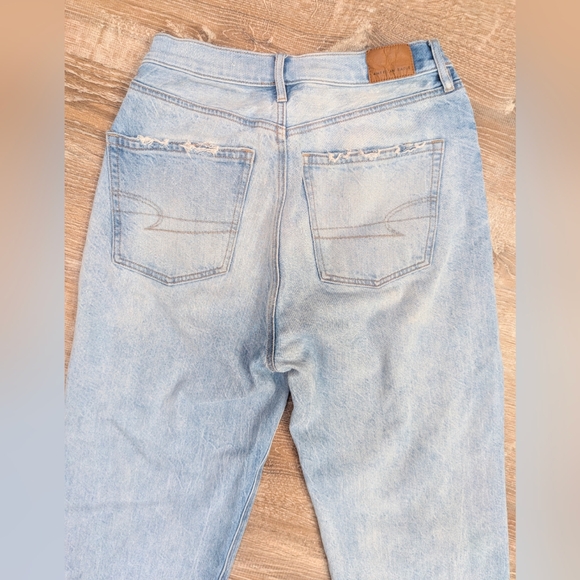American Eagle High Rise Baggy Straight Leg Light Wash Jeans Size 4 Short - Picture 11 of 12